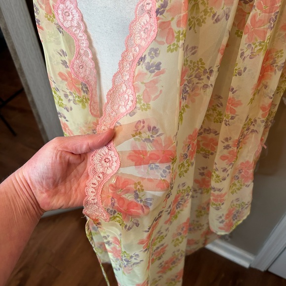 Sheer Flower and Lace Kimono - Picture 11 of 11